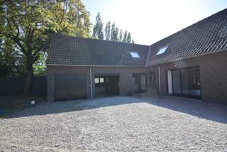 WONTERGEMSTRAAT 16A - 8700 AARSELEDeze ruime en verzorgde woning biedt alles voor comfortabel wonen. De lichtrijke L-vormige leefruimte met open...