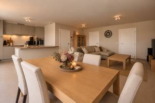 In de recente Residentie Kemzeke bevindt zich dit instapklare appartement op de 2de verdieping, met een bewoonbare oppervlakte van 102 m² en een zonnig terras (ZW-oriëntatie).<br /><br />Indeling:<br /><br />De lichtrijke leefruimte sluit mooi aan op de open keuken, uitgerust met kwalitatieve Smeg-toestellen en een praktische ontbijtbar. Via het schuifraam bereikt u het terras. Verder beschikt het appartement over twee ruime slaapkamers, een grote badkamer met lavabomeubel, kolomkast, inloopdouche en toilet, een apart gastentoilet, een nachthal met ingemaakte kast en een praktische berging met wasaansluiting.<br /><br />Comfort & technieken:<br /><br />- EPC A+ (E-peil 14)<br />- vloerverwarming met HR gasketel<br />- ventilatiesysteem D met warmterecuperatie<br />- akoestisch glas aan de straatzijde<br />- professioneel geschilderd en voorzien van LED-verlichting<br /><br />Extra troeven<br />- Verhuurd aan €1050/maand, wat zorgt voor een interessant rendement<br />- privatieve zonnepanelen op de garage<br />- ruime, gemetste garage met automatische sectionaalpoort (aan te kopen aan €32.000)<br />- lift aanwezig in het gebouw<br /><br />Ligging:<br />Uitstekend gelegen tussen Sint-Niklaas en Hulst, met vlotte verbinding naar E17 en N49 en alle voorzieningen in de nabijheid.<br /><br />Op zoek naar een woning, appartement of bouwgrond in het Waasland of de Denderstreek?<br />De Boer & Partners Waas & Dender begeleidt u graag bij de aankoop of verkoop van vastgoed in deze ruime regio.<br />Wenst u dit pand te bezoeken? Contacteer ons via waasendender@deboerenpartners.be of 03 377 55 00.