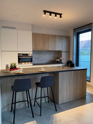 <strong>Dit appartement is beschikbaar vanaf 1 oktober 2026! <br />Parkeerplaats mee te huren aan € 85,00 / maand (verplicht bij te huren!)<br />Vaste kosten: € 85,00 / maand</strong><br /><br />Ontdek dit stijlvolle 2-slaapkamerappartement op een uitstekende locatie, tussen de Kleine en Grote Ring. Dankzij de vlotte verbinding met de E313 en de ligging op wandelafstand van het stadscentrum, scholen en winkels geniet je hier van een ideale combinatie van comfort, bereikbaarheid en woonkwaliteit.<br /><br />De moderne, volledig uitgeruste keuken beschikt over alle nodige toestellen en vormt een aangename plek om te koken en samen te genieten.<br /><br />Ook op vlak van comfort scoort dit appartement uitstekend. Vloerverwarming zorgt voor een aangename temperatuur in elke ruimte, terwijl het ventilatiesysteem D bijdraagt aan een gezond en energiezuinig binnenklimaat.<br /><br />Je maakt deel uit van een kleinschalige residentie met slechts acht appartementen, wat garant staat voor een rustige en aangename woonomgeving. In de gemeenschappelijke fietsenberging zijn twee oplaadpunten voor e-bikes aanwezig, en een private, afgesloten kelderberging biedt extra opslagruimte.<br /><br />Kortom, een instapklaar en comfortabel appartement met een uitstekende ligging en alle troeven voor zorgeloos wonen.<br /><br /><br /><strong>Word jij de bewoner van dit prachtig appartement? Surf naar www.vdv-vanderveken.be, kies bij “TE HUUR” voor dit pand en vul de kandidatenfiche in (klik in het gouden balkje op “Ik wil dit pand graag huren!”). Wij contacteren je voor een afspraak! </strong>