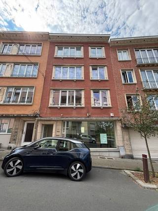 <p>Gelegen in een rustige wijk van Ukkel, vlak bij de Square des Héros en met een uitstekende bereikbaarheid via tram en bus, biedt deze commerciële ruimte van ca. 75 m² een ideale locatie voor een vrij beroep, een medische praktijk, een kinesitherapiepraktijk, een tandartspraktijk, een dierenartsenpraktijk of een andere dienstverlenende activiteit. Het pand, voorheen ingericht als apotheek, beschikt over een praktische indeling, een etalage aan de straatzijde die zorgt voor een uitstekende zichtbaarheid en een prachtig privatief terras van ca. 50 m². Het kantoor verkeert in goede staat van onderhoud en is uitgerust met een perfect werkende airconditioning en een functioneel alarmsysteem. Een kelder van ca. 4 m² vervolledigt het geheel. Parkeren is eenvoudig dankzij de blauwe parkeerzone met 2 uur gratis parkeren, een belangrijke troef voor uw cliënteel. De maandelijkse provisie voor de kosten, met inbegrip van de gemeenschappelijke lasten en de individuele verwarmingskosten, bedraagt <strong>€165/maand</strong>.</p>