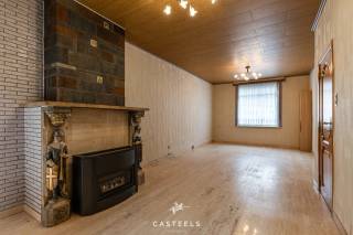 Espace, potentiel et emplacement de choix : cette maison familiale à rénover à Sint-Amandsberg offre tout le nécessaire pour devenir un foyer chaleureux. Avec une surface habitable de 159 m², quatre chambres et un jardin ensoleillé, cette propriété présente de nombreuses possibilités.<br /><br />La maison comprend quatre chambres spacieuses et offre de nombreuses options pour en faire un logement moderne et confortable. À l’arrière, vous profiterez d’un jardin orienté plein sud de 57 m² avec une cabane de jardin, où vous pourrez savourer agréablement le soleil de l’après-midi et du soir grâce à son orientation privilégiée.<br /><br />L’un des atouts majeurs de cette maison est sans aucun doute son excellent emplacement. Située dans un quartier résidentiel calme et agréable avec de bonnes relations de voisinage, vous êtes à distance de marche du parc Biest et de la place Ferdinand Snellaert. Écoles, supermarchés, boulangeries, pharmacies, restaurants et autres commodités quotidiennes se trouvent également à proximité immédiate. De plus, un arrêt de bus se situe à seulement 150 mètres et le centre historique de Gand est accessible en à peine 10 minutes à vélo. Grâce aux connexions aisées avec les transports en commun et les principales voies d’accès, vous bénéficiez ici d’une excellente accessibilité.<br /><br />Vous souhaitez en savoir plus sur le potentiel de cette maison ? N’hésitez pas à me contacter pour obtenir davantage d’informations ou pour organiser une visite.