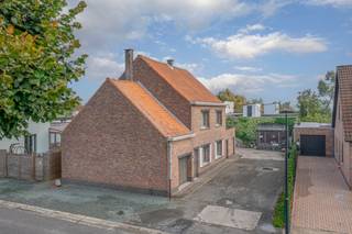 <p>Te renoveren woonhuis met zeer grote loods (505 m²) in Asse.</p><p>Gelegen in de mooie Groenstraat, tussen het Kravaalbos en de N9 als verbindingsweg tussen Asse en Aalst, bieden we deze te renoveren gezinswoning aan met als absolute troef een vergunde loods van 505 m².</p><p>De loods is toegankelijk via één elektrische sectionaalpoort met een hoogte van 3,2 m, beschikt over een eigen elektriciteitsmeter en kent een maximale vrije hoogte van circa 4 m en een minimumhoogte van 3,55 m. De afmetingen bedragen 28,75 m diep en 17 m breed.</p><p>Het woonhuis wordt verwarmd met stookolie en is toe aan renovatie. Op het gelijkvloers zijn een keuken, leefruimte, salon, grote berging en badkamer aanwezig. De bovenverdieping omvat vier slaapkamers en toegang tot een ruime zolder via een schuiftrap. Aanvullend is er een aparte garage voor de woning.</p><p>Dankzij de vergunde en uitzonderlijk grote loods is deze eigendom een zeldzame vondst in de regio. Een unieke opportuniteit voor handelaars, vaklieden of hobbyisten die al geruime tijd op zoek zijn naar een veilige en praktische stockageruimte.</p><p>De woning zelf kan mits renovatie vlot in gebruik genomen worden of verhuurd voor een mooie maandelijkse huuropbrengst.</p><p>EPC 494 kWh/m² jaar, klasse E.</p><p>Wenst u deze eigendom te bezichtigen? Maak eenvoudig een afspraak via de website van Living Stone of via 02 466 05 75.</p>