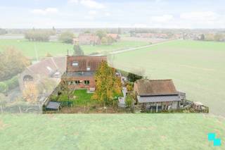 Deze charmante woning bevindt zich op één van de hoogste en meest groene plekjes van Gullegem, vlak bij het sfeervolle Heulebos en Steenbeekbos...