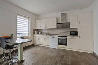 <p><span>Lichtrijk appartement in het hart van Halle.</span></p><p><span>Indeling : op het 3de verdiep met lift:</span></p><p><span>Inkomhal met wc en berging, ruime lichtrijke woonkamer (45m²) met open ingerichte keuken en terras met 2 bergruimtes.</span></p><p><span>Nachthal, badkamer met douche, dubbele wastafel en aansluitingen wasmachine.</span></p><p><span> 2 ruime kamers (16,5m² & 12,6m²).</span></p><p><span>Mogelijks verminderde registratierechten aan 2%!</span></p><p><span>Overdekte staanplaats + 25.000 €.</span></p><p><span>Zeer goed gelegen, in het winkelcentrum maar goed bereikbaar met openbaar vervoer en de wagen.</span></p><p><span> </span></p><p><span> </span></p><p><span> </span></p><p><span> </span></p><p><span> </span></p>