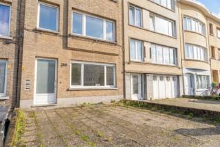 <p><strong>Instapklaar gelijkvloers appartement met ruime tuin en parkeerplaats!</strong></p><p>Op een centrale locatie in Deurne bevindt zich dit volledig gerenoveerde gelijkvloerse appartement van ca. 75 m². Dankzij de gunstige ligging nabij belangrijke invalswegen, winkels, scholen en openbaar vervoer geniet u hier van een vlotte bereikbaarheid en alle voorzieningen binnen handbereik.<br />Het appartement beschikt over een lichtrijke leefruimte, een moderne afwerking en twee volwaardige slaapkamers. De ruime privatieve achtertuin vormt een absolute troef en biedt volop mogelijkheden om te ontspannen of te genieten met familie en vrienden. Heel handig in de tuin zijn de hobbyruimte en de toegang tot de kelderberging.</p><p>Aan de voorzijde beschikt het appartement over een voortuin met plaats voor twee wagens op eigen terrein, een zeldzaam extra voordeel in deze omgeving.<br />Dankzij de grondige renovatie verkeert het appartement in uitstekende staat. Bovendien beschikt het over een EPC-label C en is de elektriciteitsinstallatie volledig conform de huidige normen.</p><p>Gelegen in een kleinschalig gebouw zonder syndicus, profiteert u van het voordeel van geen algemene kosten.</p><p><strong><u>Troeven:</u></strong><br />- Volledig gerenoveerd<br />- 2 slaapkamers<br />- Aparte meters voor water/gas/elektriciteit<br />- Ruime privatieve achtertuin<br />- Voortuin met parkeergelegenheid <br />- EPC-label C<br />- Elektriciteit conform<br />- Geen algemene kosten<br />- Extra hobbykamer</p><p>Wenst u meer informatie of had u graag een bezichtiging gewenst?<br /><strong>Info@markasa.be</strong> of <strong>03/827.72.92</strong></p>