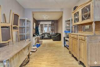 Het pand is enkel als pop-up beschikbaar! Het pand biedt de mogelijkheid om wonen en werken te combineren, of om volledig als handelspand/kantoor...