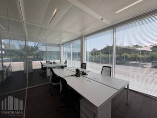 Instapklare en lichtrijke kantoren van <strong>646 m²</strong> te huur, uitstekend gelegen langs de <strong>E40 </strong>nabij het bedrijvencentrum van Zwijnaarde, Flanders Expo en met een vlotte aansluiting op de belangrijkste verkeersaders rond Gent (E40 – E17 – R4).<br /><br />De kantoren bevinden zich op het gelijkvloers en maken deel uit van het prestigieuze <strong>3Square Businesscomplex</strong>, gekenmerkt door moderne architectuur, hoogwaardige afwerking en de nieuwste technologieën. Grote glaspartijen zorgen voor veel natuurlijk licht, en de ruimtes zijn volledig bemeubeld en gebruiksklaar.<br />Ondergrondse en bovengrondse <strong>parkeermogelijkheden</strong> beschikbaar. De kantoren zijn onmiddellijk beschikbaar. Tevens zijn ook andere oppervlaktes mogelijk vanaf 150 m². <br /><br />Contacteer <strong>PANORAMA B2B GENT KANTOREN</strong> voor meer informatie, plannen of een vrijblijvend plaatsbezoek via <strong>09 225 09 02</strong>.