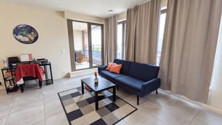 <p>Energiezuinig 1-slaapkamerappartement met terras te huur in Keizerpoort</p><p>GENT – Keizerpoort</p><p>Op zoek naar een recent en energiezuinig appartement met een ruime leefruimte, hoogwaardige afwerking en voldoende opbergruimte? Dan is dit 1-slaapkamerappartement in het moderne woonproject Keizerpoort, opgeleverd in 2023, zeker een bezoek waard.</p><p>DE BELANGRIJKSTE TROEVEN</p><p>* Recent appartement, opgeleverd in 2023<br />* EPC-label A en ventilatiesysteem D<br />* 71 m² bewoonbare oppervlakte<br />* Gezellig terras van 7 m²<br />* Ruime en lichtrijke leefruimte<br />* Hoogwaardig afgewerkte keuken met Miele-toestellen<br />* Slaapkamer met plaats voor een bureau<br />* Badkamer met douche-badcombinatie<br />* Afzonderlijk toilet<br />* Ruime berging in het appartement<br />* Twee overdekte fietsenstallingen<br />* Grote private kelderberging</p><p>INDELING</p><p>Via de inkomhal bereik je rechts een ruime, praktische berging en links het afzonderlijke toilet. De hal geeft vervolgens uit op een grote en lichtrijke leef- en eetruimte met open keuken. De keuken is hoogwaardig afgewerkt en volledig uitgerust met Miele-toestellen.</p><p>De slaapkamer biedt naast een tweepersoonsbed ook voldoende ruimte voor een bureau of thuiswerkplek. Aansluitend bevindt zich de badkamer met een comfortabele douche-badcombinatie.</p><p>Ook aan opbergruimte is er geen gebrek. Naast de berging in het appartement beschik je over een ruime private kelderberging. Twee overdekte fietsenstallingen zijn eveneens inbegrepen.</p><p>HUURPRIJS : €925 + €65 algemene onkosten + €60 maandelijkse provisie voor gas</p><p>Beschikbaar vanaf 1 december 2026. Bezoekdag gepland op 31/10.<br />Interesse? Meer informatie of plan je bezoek via keizerpoort305(at)gmail.com</p>