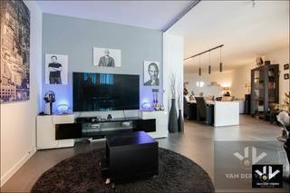 <u><strong>Recent, knap afgewerkt appartement met mooi terras in residentie Zuidzicht IV! <br /><br />TROEVEN: </strong></u><br />- Recent appartement met knappe afwerking <br />- Mooi terras met water- en tuinzicht <br />- Afsluitbare ruimte aansluitend aan de woonkamer (bureel, logeerkamer, hobbyruimte, ...)<br />- Rustige ligging op een steenworp van Quartier Bleu en het stadscentrum<br />- Ondergrondse autostaanplaats met laadpaal beschikbaar (€ 39.000,00)<br />- Kelderberging verplicht bij aan te kopen (€ 6.000,00) <br />- Verhuurd aan een stipte, correcte huurder <br /><br />Welkom in residentie Zuidzicht IV, de laatste fase van het prestigieuze, alom gekende woonproject aan de Hasseltse Kanaalkom! Op de vierde verdieping vinden we dit modern appartement terug, bestaande uit een inkomhal, leefruimte met open keuken, ruim overdekt terras, afsluitbare ruimte die diverse invullingen kan krijgen, een slaapkamer, een badkamer, een berging en een gastentoilet.<br />Vanuit de leefruimte heb je rechtstreeks toegang tot het terras én een uitzicht op de tuin en het Albertkanaal. Instant vakantiegevoel gegarandeerd! <br /><br />De ondergrondse parkeerplaats is uitgerust met een laadpaal voor elektrische voertuigen en kan worden aangekocht voor € 39.000,00. Indien het voor de koper interessanter is om de laadpaal apart van het appartement en de parkeerplaats aan te kopen, kan dit worden besproken. <br />De kelderberging, die extra opbergmogelijkheden biedt, dient te worden aangekocht (€ 6.000,00) samen met het appartement. <br /><br />Het appartement is momenteel verhuurd aan heel correcte huurders die stipt betalen en, indien het appartement aan een investeerder zou worden verkocht, met veel plezier in dit uniek appartement willen blijven wonen. Dankzij de zeer marktconforme huurprijs is een interessant opbrengstrendement zeker mogelijk.<br /><br />Is dit appartement iets voor jou? Laat jouw gegevens achter, René leidt je met veel plezier rond!