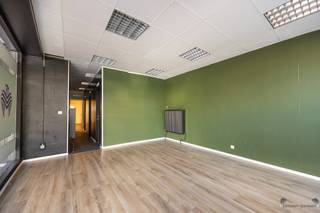 <p><span>Polyvalente handelsruimte met veel mogelijkheden op toplocatie!</span></p><p><span> </span></p><p><span>Dit uniek pand bevindt zich centraal op de Bredabaan in Merksem. </span></p><p><span>Door de strategische locatie en grote raampartijen geniet het pand van zeer veel zichtbaarheid.</span></p><p><span> </span></p><p><span>Het gelijkvloers is een grote ruimte van circa 96,72m². Momenteel is deze ruimte opgedeeld in kleinere ruimtes. </span></p><p><span> </span></p><p><span>De ruimte is flexibel en gemakkelijk in te richten waardoor het zich uitstekend leent voor verschillende activiteiten zoals een winkelruimte, kantoren, showroom en meer.</span></p><p><span> </span></p><p><span>De kelderruimte (+-92m²) biedt voldoende opbergmogelijkheden voor materialen of archieven. </span></p><p><span> </span></p><p><span>Achteraan het pand bevindt zich een kleine badkamer voorzien van bad en toilet alsook een keuken die basic is ingericht.</span></p><p><span> </span></p><p><span>Extra:</span></p><p><span>- Achteraan het pand bevindt zich een autostaanplaats. </span></p><p><span> </span></p>