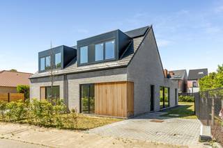 Deze prachtige halfopen nieuwbouwwoning is gelegen in een doodlopende straat, pal in het centrum van Berendrecht. Dankzij de centrale ligging zijn winkels, scholen en het openbaar vervoer vlot bereikbaar. De bijna-energie-neutrale (BEN) woning werd recent gebouwd en straalt modern wooncomfort uit. Dankzij het E-peil 23 zal de BEN-woning de eerste 5 jaar vrijgesteld zijn van onroerende voorheffing. U komt binnen via een ruime, open inkomhal op tegelvloer die uitkomt op een lichtrijke leefruimte met open keuken. Grote raampartijen aan beide zijden zorgen voor een overvloed aan natuurlijk licht en een aangenaam ruimtegevoel. Op het gelijkvloers bevindt zich verder een praktische slaapkamer, een berging/wasplaats en een apart gastentoilet. De bovenverdieping omvat een nachthal, twee slaapkamers, een moderne badkamer met douche, wastafel en hangtoilet, evenals een aparte technische ruimte. Buiten geniet u van een onderhoudsvriendelijke tuin op een perceel van 355 m². Met zijn noord oriëntatie is dit een perfect plekje om tot rust te komen. Vooraan is er een autostaanplaats op de oprit voorzien. De woning beschikt bovendien over 5 zonnepanelen. <br />Belangrijk: de aankoop van deze woning valt onder het btw-regime. Op de verkoopprijs is 21% btw van toepassing (geen registratiebelasting).