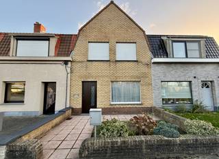 Toffe rijwoning met op het gelijkvloers: inkomhal met trap; leefruimte en keuken; berging onder de trap; koer met toegang tot toilet; wasruimte en knutselruimte. Mooie en diepe tuin met garage en uitweg. Op de eerste verdieping zijn er 3 slaapkamers en een badkamer; via een zolderluik is er toegang tot de zolder. De woning is goed onderhouden, er zijn rolluiken en dubbel glas. In de achterbouw is er asbest in de golfplaten die het dak vormen en in de menuiserite platen in de berging.<br />Bel Dries, ook op zon-en feestdagen, 0478/937.935, of kom langs op kantoor 'Immo Maritiem' naast het kerkje in Nieuwpoort-bad.