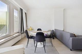Gerenoveerd appartement te koop in de populaire Oosterveldwijk in Wilrijk. Indeling: - ruime inkomhal met apart gastentoilet - lichtrijke woonkamer met open keuken - slaapkamer 1 - slaapkamer 2 - badkamer met douche, lavabo en aansluiting voor wasmachine/droogkast- twee kelderbergingen Bijzonderheden:- volledig instapklaar - vliegenramen - kleinschalig gebouw (3 appartementen) - momenteel verhuurd aan € 925/maand - gelegen in de populaire Oosterveldwijk - onmiddellijke nabijheid van parken en winkels Bent u geïnteresseerd in dit appartement te koop in Wilrijk? Aarzel dan niet om contact met ons op te nemen. Wenst u uw eigendom ook te koop of te huur te stellen? We helpen u graag verder. Steeds tot uw dienst om u verder te helpen met al uw vragen over vastgoed! Bestuursmaatregelen in het maatregelenregister: in aanvraag