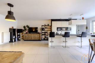 <p>Welkom in deze energiezuinige woning met uitstraling in Noorderwijk. Dit ruime pand beschikt over 5 slaapkamers, 230 m² woonoppervlak en situeert zich op een perceel van 448 m².<br /> </p><p>De open leefruimte is een echte parel. Het interieur kenmerkt zich door hoge plafonds, veel natuurlicht en een frisse, uitstraling. De hedendaagse keuken met kookeiland, zwart werkblad en ingebouwde top-apparatuur leent zich voor gezellige gezinsmomenten, of een snelle snack. Het sas tussen keuken, garage en achterdeur fungeert als wasplaats/berging. Vooraan is een bureau/slaapkamer voorzien.</p><br /><p>Op de eerste verdieping vind je 3 slaapkamers, een dressing en een ruime badkamer met bad en meubel. Het toilet is apart.</p><br /><p>De tweede verdieping met dakkapel, is bereikbaar met een vaste trap. Er liggen 2 slaapkamers en een zolder.</p><br /><p>Het pand beschikt over een functionele garage en parkeerruimte op de oprit.</p><br /><p>Achter de achtertuin ligt een pleintje; geen achterburen en nagenoeg geen inkijk. Via het poortje kan je met de fiets veilig op pad.</p><br /><p><strong>Belangrijke puntjes: </strong></p><ul><li>EPC A - 63</li><li>Regenput 5000L</li><li>Airco (warmtepomp) in leefruimte</li><li>Zonnepanelen</li><li>Thuisbatterij 10kWh</li><li>Ventilatiesysteem D</li><li>Keuken met stoomoven, vaatwasser en eiland</li><li>Inpandige garage</li><li>Kruipkelder onder de ganse woning </li></ul><br /><p><strong>Jouw Nxxt Step</strong></p><p>Heb je plannen om jouw woning te verkopen? Tijdens een bezoek bekijken we de mogelijkheden, en koppelen die aan jouw wensen. Samen maken we van jouw vastgoeddroom een Succesvolle Nxxt Step!</p>