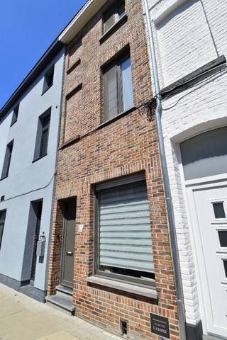 Welkom in deze charmante stadswoning gelegen in de Boerderijstraat, op een boogscheut van het bruisende centrum van Kortrijk. Deze woning...