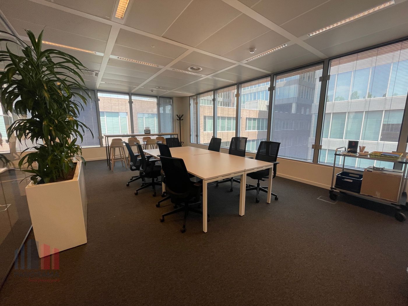 All-in bemeubelde kantoren met tal van faciliteiten nabij de kruising van de E17 en de E40 - foto 3