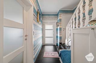 Op zoek naar een huis waar u meteen kan intrekken?<br /><strong>Deze instapklare gezinswoning is een echte aanrader!</strong><br /><br />Gelegen in een rustige straat, op wandelafstand van het stadscentrum, biedt ze de perfecte combinatie van rust en comfort.<br />De verzorgde voortuin geeft een warme eerste indruk. Binnen valt het natuurlijke licht van de grote ramen meteen op in de ruime woonkamer.<br />De open, moderne keuken is volledig vernieuwd in 2007 en kreeg in 2023 nieuwe elektrische toestellen.<br /><br />Boven zijn er drie ruime slaapkamers, perfect voor een gezin of als werk- of hobbykamer. De badkamer en het sanitair werden in 2016 volledig vernieuwd en zijn modern en praktisch, met inloopdouche en dubbele lavabo.<br /><br />Op het gelijkvloers is er een handige berging met directe toegang tot de kelder, ideaal voor extra opslag. Achteraan ligt een onderhoudsvriendelijke tuin, volledig aangelegd in 2010 door een tuinarchitect, met een ruim terras en tuinhuis. Een rustige plek om te ontspannen en van de zon te genieten.<br /><br /><strong>Goed onderhouden en recent vernieuwd</strong><br />2007: vloeren, keuken, veranda, centrale verwarming, ramen en terras vernieuwd.<br />2010: tuin volledig aangelegd met terras, tuinhuis en afsluitingen.<br />2016: badkamer en sanitair volledig vernieuwd, isolatie van voor- en achtergevel.<br />2021: nieuwe condensatieketel en keukenboiler.<br />2023: nieuwe elektrische keukentoestellen en rolluikenmotor.<br /><br /><strong>Deze woning is instapklaar, lichtrijk, comfortabel en klaar om van te genieten.</strong>