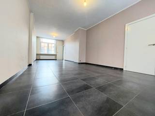 Deze woning (vernieuwd in 2011 met energielabel B) is gelegen in de Brugse binnenstad, op wandelafstand van 't station en van de Markt, dichtbij het Minnewaterpark en met de Brugse Vesten net om de hoek.<br />Er zijn o.a. 3 slaapkamers, een ruime badkamer, ingerichte keuken, kelder en binnenpatio van 11m².<br />Mogelijkheid tot aankoop van een achterliggende garage. Goedgekeurde elektriciteit. (sted. inl. in aanvraag). <br /><br />www.desmetpoupeyebrugge.be<br /><br />Voor meer info of een bezoek, contacteer ons 050 47 00 00 of kom langs op ons kantoor te Hoefijzerlaan 1 ('t Zand) Brugge.<br /><br />- inkom met toilet<br />- living (vloertegels): 3,25m à 3,75m x 9,90m<br />- ingerichte keuken met dampkap, keramische kookplaat, oven, frigo, vaatwasmachine en eethoek<br />- wasplaats<br />- zonnige koer: 2m35m x 4m50 met berging<br />1ste verdieping<br />- nachthall met afzonderlijk toilet<br />- badkamer met dubbele lavabo in meubel, ligbad, afzonderlijke douche en handdoekradiator<br />- slaapkamer 1 (laminaatparket): 3m2m x 4m12m<br />- slaapkamer 2 (laminaatparket): 2m80m x 5m75m<br />2de verdieping<br />- slaapkamer 3 (laminaatparket): 4m x 5m<br />kelderverdieping<br />- kelder<br /><br />* dubbele beglazing met rolluiken (enkel glas aan de voorkant)<br />* vernieuwd in 2011<br />* mogelijkheid tot kopen van een garage aan € 50.000 (inrit Katelijnestraat 114 of Sulferbergstraat 29)<br />- diepte : 6m90<br />- breedte : 2m67<br />- inrijbreedte : 2m30<br />- inrijhoogte : 1m89<br /><br />* elektriciteit is goedgekeurd tot 18/05/2036 <br />* dak vernieuwd in 2010<br />* isolatie dak in 2017<br />* ramen vernieuwd in 2020 en 2011 en voorzien van rolluiken<br />* CV ketel vernieuwd in 2011<br />* injecteren in 2015