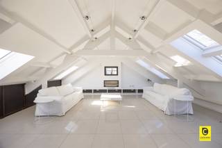 <p><span>Uniek duplex appartement met zonnig terras in het Groen Kwartier</span></p><p><span>Wonen in een stukje Antwerpse geschiedenis, midden in het levendige Groen Kwartier. Dit bijzondere duplex appartement bevindt zich in het voormalige kinderhospitaal 'Good Engels', een prachtig gerenoveerd erfgoedgebouw waar karakter en hedendaags wooncomfort naadloos samenkomen. Dit unieke hoekappartement geniet van veel lichtinval en extra privacy.</span></p><p><span> </span></p><p><span>Derde verdieping</span></p><p><span>U betreedt het appartement via uw eigen voordeur op de derde verdieping. De inkomhal met bijzonder ruime ingemaakte kasten zorgt meteen voor veel praktische opbergruimte.</span></p><p><span> </span></p><p><span>Op deze verdieping bevindt zich de ruime keuken met eiland en eetkamer, een heerlijke plek om te koken en te tafelen. De keuken is volledig uitgerust en staat in directe verbinding met het zonnige zuidgerichte terras van ca. 12 m². Deze plek biedt een vrij uitzicht op het groene binnenplein en laat u de hele dag door genieten van de zon.</span></p><p><span> </span></p><p><span>Verder vindt u op deze verdieping twee slaapkamers. Eén van de kamers beschikt bovendien over een aparte berging. De badkamer is uitgerust met een ligbad en een douche, ideaal voor zowel een snelle ochtend als een ontspannen avond.</span></p><p><span> </span></p><p><span>Vierde verdieping</span></p><p><span>Een verdieping hoger wacht een prachtige, lichtrijke leefruimte met zichtbare dakstructuur. De grote ramen en het open karakter zorgen hier voor een bijzonder aangename sfeer. Omdat dit de bovenste verdieping is, geniet u bovendien van extra rust en geen bovenburen. Op deze verdieping bevindt zich ook een apart toilet.</span></p><p><span> </span></p><p><span>Extra troeven</span></p><p><span>- Gelegen in het iconische 'Good Engels'</span></p><p><span>- Toplocatie in het Groen Kwartier</span></p><p><span>- Duplex appartement op verdieping 3 en 4</span></p><p><span>- Hoekappartement met veel lichtinval</span></p><p><span>- Zuidgericht terras van ca. 12 m² met zicht op groen</span></p><p><span> </span></p><p><span>Een appartement met karakter, licht en een fantastisch terras, op een van de meest gegeerde locaties van Antwerpen. Hier woont u rustig en groen, met de stad altijd vlakbij. Dit is zo'n plek waar u meteen voelt: hier wil ik wonen.</span></p>