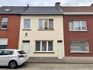 Gelegen in een rustige buurt te Oudenaarde/Bevere, vlakbij N60, station én centrum Oudenaarde treffen we deze prima onderhouden woning. Mede...