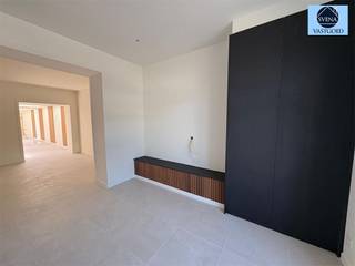 ENERGIEZUINIGE GERENOVEERDE WONINGDeze zeer energiezuinige woning omvat op de benedenverdieping een inkomhal met toilet, zeerruime lichtrijke living...