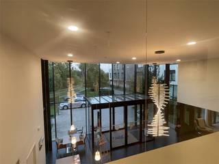 Vlakbij Brugge centrum, rustige groene omgeving, aan openbaar vervoer,<br />ENERGIEZUINIGE LEUKE serviceflat op 1èV met mooi ZONNETERRAS en zicht op prachtig aangelegde  tuin.<br />Alle modern comfort, verwarming met warmtepomp !<br /><br />Gezellige living uitgevend op zonneterras met zicht op grote mooie  tuin, open ingerichte keuken, aanpalende wasplaats-berging<br />Ruime slaapkamer en een moderne badkamer met inloopdouche, wc  lavabomeubel.<br /><br />Geschikt voor EIGEN BEWONING of  OM TE VERHUREN.<br /><br />De gemeenschappelijke KOSTEN zijn LAAG  daar het complex verbonden is aan het  recent gebouwd en excellent uitgebaat woonzorgcentrumcomplex met  alle faciliteiten restaurant , bibliotheek, salons, fitness-kinesistruimte , gezellige leef -en ontmoetingsruimtes, TUIN met  pentanquebaan en diverse zonneterrassen,<br /> Alle LUXE en MODERN COMFORT.<br /> Overdekte en afgesloten  garages en fietsenberging.<br /><br /> Rolstoeltoegankelijk<br />Zelfstandig wonen in een mooi appartement met terras <br /> gekoppeld met woonassistentie : basispakket kan uitgebreid worden met extra diensten. <br /><br /><br /><br />