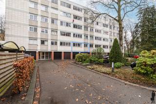 <p><strong>Instapklaar appartement in het rustige en residentiële woonpark "Park Elyseum", gelegen net binnen de Turnhoutse stadsring. Dit moderne appartement van ca. 82 m² bevindt zich op de 1e verdieping van de residentie 'Diana', met lift, en biedt een prachtig uitzicht op groen. Het appartement beschikt over 2 slaapkamers en een terras aan de achterzijde. Gunstige EPC-score van 107 kWh/m²/jaar (B-label) en een goedgekeurde elektrische installatie.<br /><br /></strong><span>Indeling van het appartement:</span> <br /><br />Bij binnenkomst komen we in een inkomhal, voorzien van een praktische deurkast, die toegang biedt tot alle vertrekken van het appartement. De lichte en ruime woonkamer biedt veel natuurlijk daglicht en heeft toegang tot een terras met uitzicht op groen. Aangrenzend bevindt zich de keuken, die uitgerust is met een een afwasmachine, keramische kookplaat, ijskast en diepvriezer.<br /><br />Het appartement beschikt over twee volwaardige slaapkamers. De badkamer is voorzien van een douche, toilet en enkele wastafel met meubel. <br /><br /><span>Bijzonderheden:</span><br />- <span>Ideaal als investering <br />- Asbestveilig<br />- Zeer rustige locatie in een privé park <br />- Voldoende parkeermogelijkheden op het terrein<br />- Aparte vuilnisberging / vuilniskokers<br /><br /></span>Bekijk dit appartement via onze virtual tour: https://tour.giraffe360.com/0ffae257d804455781332509d8f77b90</p>