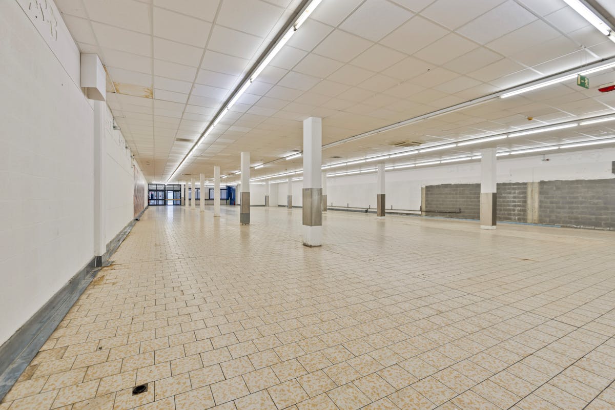 Baanwinkel te huur met ruime parking in Heusden-Zolder - foto 5