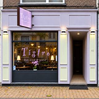 <p><span>HANDELSPAND MET HANDELSFONDS</span></p><p><span>TENMIDDEN SCHOTEN - PAALSTRAAT</span></p><p><span> </span></p><p><span>Gelegen aan het kruispunt van de Paalstraat te Schoten, daar waar het voornamelijk residentiële gedeelte van de Paalstraat zich bevindt, </span></p><p><span>is dit een van de weinige mogelijkheden voor een gezellige horeca zaak over te nemen.</span></p><p><span> </span></p><p><span>Geen verplichting tot overname van het handelsfonds.</span></p><p><span> </span></p><p><span>Makkelijk bereikbaar met de bus.</span></p><p><span> </span></p><p><span>Perfect te gebruiken als Horeca-zaak, schoonheidssalon, enz. </span></p><p><span> </span></p><p><span>RUIME COMMERCIËLE GELIJKVLOERS van 71m²: (EPC C)</span></p><p><span>+ Directe winkeloppervlakte</span></p><p><span>+ Uitgebreide Keuken, afzonderlijk van de zaal.</span></p><p><span>+ Kelder is voor de handelszaak</span></p><p><span> </span></p><p><span>COMFORTABEL ONDERNEMEN TENMIDDEN DE PAALSTRAAT TE SCHOTEN</span></p><p><span> </span></p><p><span>Extra Troeven:</span></p><p><span>° UITSTEKENDE BEREIKBAARHEID!</span></p><p><span>° GROTE KELDERBERGING </span></p><p><span>° APARTE INGANG</span></p><p><span>° MOBISCORE 8.7/10</span></p><p><span>° Centrale ligging nabij Scholen, Winkels &amp; Diensten, Residentiële buurt van de Paalstraat, Bushaltes... </span></p><p><span> </span></p>