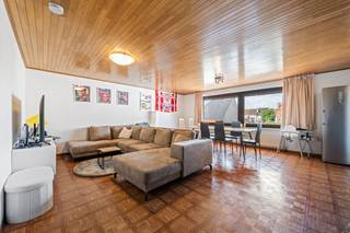 Dit royaal appartement van 113 m² bevindt zich op een topligging in Oostende, vlak bij het Maria Hendrikapark (“’t Bosje”), en combineert ruimte, licht en comfort.<br /><br />De indeling is als volgt: een inkomhal met afzonderlijk toilet, een bijzonder ruime en lichtrijke leefruimte met grote raampartijen en elektrische zonnewering, een volledig ingerichte keuken met directe toegang tot het zonnige terras, een praktische berging, twee volwaardige slaapkamers en een badkamer uitgerust met ligbad, wastafel en aansluiting voor een wasmachine.<br /><br />Dankzij de centrale ligging is het stadscentrum vlot bereikbaar, zowel met het openbaar vervoer als met de wagen.<br /><br />Het pand is op heden verhuurd waardoor het tevens een interessante investering vormt (€775 + €50 gemeenschappelijke kosten per maand).<br /><br />