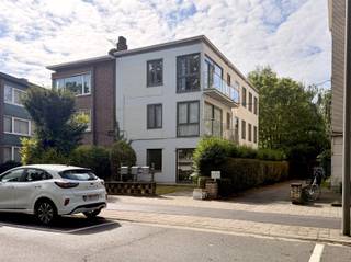 WILRIJK - Ringlaan: Instapklaar gelijkvloersappartement met 2 slaapkamers en aangename tuin. BESCHRIJVING: Zeer mooi gelijkvloersappartement in goed...