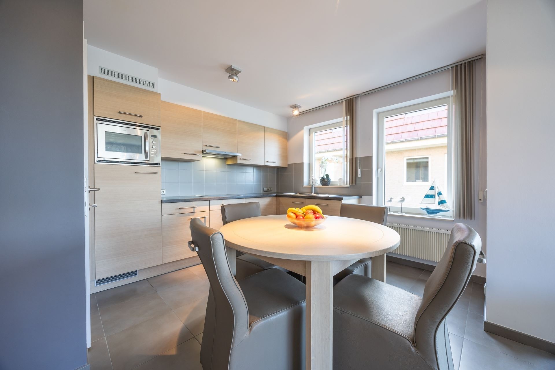 Zonnig 2 slpk hoekappartement met zuidgericht terras, garagebox, kelder en staanplaats - foto 4