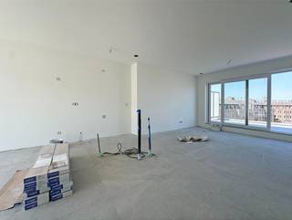 Rechtover het Rivierenhof vind je dit prachtige nieuwbouwdakappartement waar comfort, energiezuinig wonen en natuur hand in hand gaan. Op een zeer korte afstand vind je wandelpaden waar je elke dag kan genieten van een oase van rust terwijl alle voorzieningen toch vlot bereikbaar blijven.<br /><br />Het appartement is ontworpen met oog voor ruimte en licht. De grote raampartijen zorgen voor een open, luchtig gevoel en bieden een prachtig zicht op het omliggende groen. Het leefgedeelte sluit naadloos aan op een ruim terras waar je in alle privacy kan genieten van de stilte van de natuur.<br /><br />Binnen werd gekozen voor een hoogwaardige en duurzame afwerking (appartement wordt in augustus volledig afgewerkt). Denk aan een moderne open keuken, mooie slaapkamers en een stijlvolle badkamer. Dankzij de nieuwste technieken zoals een warmtepomp, vloerverwarming en een uitstekende isolatie woon je hier bijzonder energiezuinig en toekomstgericht.<br /><br />Dit is de ideale plek voor wie wil thuiskomen een appartement vol comfort, hedendaagse luxe en en een zeer goede bereikbaarheid.<br />Tot slot is er nog optioneel een ondergrondse garagebox (120 euro/maand) of autostaanplaats te huur in de kelderzone direct vanaf het appartement te bereiken met de lift.<br /><br />Heeft u interesse om dit appartement te huren? <br />Stel uzelf snel kandidaat via onze website www.vbvastgoed.be met de groene knop "Ik ben kandidaat".
