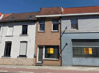 Dit verzorgd woonhuis in Rekkem is ideaal voor starters of een klein gezin en beschikt over twee slaapkamers, een badkamer en een praktische indeling.Op het gelijkvloers bevindt zich een ingerichte keuken met aansluitend een lichtrijke woonkamer. Op de verdieping zijn er twee slaapkamers met houten vloeren en een functionele badkamer met douche en wastafel.Verder beschikt de woning over bergruimte met plaats voor wasmachine en droger, evenals een gezellige, beschutte buitenruimte met uitweg achteraan (fiets en voetweg).Gelegen in het centrum van Rekkem, met vlotte bereikbaarheid en nabij lokale voorzieningen.