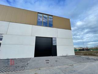 Fantastisch gelegen nieuwbouw KMO-unit bestaande uit +/- 182 m² gelijkvloerse magazijnruimte in combinatie met +/- 81 m² afgewerkte kantoorruimte en...