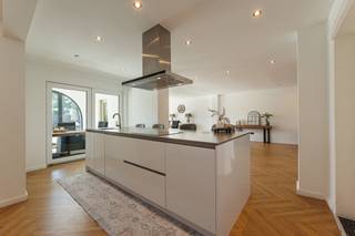 <p><strong>Instapklare, hoogwaardig afgewerkte woning met 7 slaapkamers op een perceel van 502 m² in Westerlo. EPC B-label (187 kWh/m²)<br /><br />Ligging:</strong><span> Gelegen nabij het centrum van Heultje. Winkels, scholen, bushaltes, ... liggen bijgevolg in de onmiddellijke omgeving. Verbindingswegen naar andere gemeenten zijn vlot bereikbaar. </span></p>
<p><strong>Indeling: </strong>Inkom, woonkamer, eetkamer, keuken, veranda, 7 slaapkamers, 2 badkamers en kelder.</p>
<p><strong>Beschrijving:</strong><span> </span><span>Via de inkomhal betreedt u de ruime en lichtrijke leefruimte, bestaande uit een gezellige woonkamer en eetkamer. Aansluitend bevindt zich de instapklare keuken met kookeiland. Vervolgens is er een veranda met een mooi uitzicht op de tuin. </span><span>Op het gelijkvloers vindt u bovendien een volwaardige slaapkamer en een badkamer, wat de woning ook geschikt maakt voor wie gelijkvloers wil wonen. </span><span>De eerste verdieping beschikt over vier slaapkamers, waarvan één doorloopkamer, en een tweede badkamer. De ingerichte zolderverdieping doet momenteel dienst als extra leefruimte, maar kan volledig naar eigen wens worden ingericht, bijvoorbeeld als hobbyruimte, slaapkamer of speelkamer. Extra bergruimte is voorzien in de zolderberging en de kelder. </span><span>Buiten geniet u van een verzorgde, volledig omheinde en zuidgerichte tuin, waar privacy en rust centraal staan. Deze instapklare woning biedt een royale bewoonbare oppervlakte en is de ideale keuze voor wie op zoek is naar ruimte, comfort en tal van mogelijkheden.</span></p>
<p><span></span>Extra troeven van deze woning:<br />- Zonnepanelen<br />- EPC-Label B (187 kWh/m²)<br />- Instapklaar<br /><br />Kortom, een duurzame woning afgewerkt met kwalitatieve materialen en een hoogwaardige afwerking, gelegen in een rustige en aangename omgeving.<br /><br /><strong>Bijzondere informatieplicht:</strong><span> in aanvraag.</span></p>