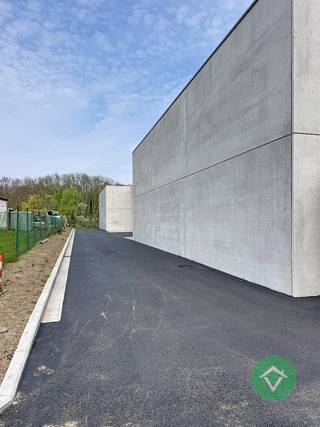 Nieuwe geïsoleerde KMO-unit te Aartrijke met een oppervlakte van 256 m² en 1 private parkeerplaats. <br /><br />Deze loods met brandklasse C heeft een oppervlakte van 256 m² en een vrije hoogte van +/- 6 m,. <br /><br />Deze UNIT bestaat uit: een sectionaalpoort van 4,50 m op 4,50 m, een afzonderlijke toegangsdeur, lichtstraat met rookluik, een regenwaterput van 6500 liter en een sceptische put. <br /><br />Alle nutsvoorzieningen, zoals water / elektriciteit / internet komen binnen in de unit. Er is ook een mogelijkheid om later zonnepanelen te plaatsen op de dakstructuur. <br /><br />Dit project is strategisch gelegen te Aartrijke, vlot bereikbaar en op korte afstand van Torhout, Ruddervoorde en de E403. Het bedrijventerrein is ideaal voor kleine en middelgrote ondernemingen die op zoek zijn naar een functionele, duurzame en goed bereikbare uitvalsbasis in West-Vlaanderen.<br /><br />Interesse? Neem contact met ons op voor meer info of een bezoek ter plaatse.