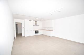 <p><strong>Energiezuinig modern nieuwbouwappartement met 2 slaapkamers en zonnig, Zuidwest gericht terras.</strong></p>
<p><strong>Ligging:</strong> “Residentie De Meeuw”: een kleinschalig complex van 6 appartementen, gesitueerd in het centrum van “Voortkapel” (gehucht te Westerlo), doch rustig gelegen. Met verschillende faciliteiten zoals scholen, winkels, openbaar vervoer... op wandelafstand.</p>
<p><strong>INDELING</strong></p>
<p>Dit mooi- en lichtrijk appartement situeert zich op de eerste verdieping heeft volgende indeling:</p>
<p>- Private inkomhal met apart toilet</p>
<p>- Twee slaapkamers (14,5m² & 8,5m²)</p>
<p>- Moderne badkamer met inloopdouche, enkel lavabomeubel, spiegel- en opbergkasten</p>
<p>- Leefruimte met moderne open keuken die over kwaliteitsvolle, ingebouwde toestellen van het merk “Siemens” beschikt (keramische kookplaat inclusief afzuigkap, ijskast, diepvriezer, vaatwasmachine, bakoven en een enkele spoelbak).</p>
<p>- Berging/technische ruimte met aansluiting voor de wasmachine.</p>
<p>De eetkamer geniet veel lichtinval dankzij de aanwezigheid van plafondhoge ramen en verleent toegang tot het Zuidwest georiënteerd terras van 12m², met uitzicht op groen.</p>
<p><strong>PARKING</strong></p>
<p>Ondergronds beschikt men over een autostandplaats, een ruime privatieve berging en een gemeenschappelijke fietsenstalling.</p>
<p><strong>BIJZONDERHEDEN</strong></p>
<p><strong>ONMIDDELLIJK BESCHIKBAAR </strong></p>
<p>- Toilet is aangesloten op het regenwater</p>
<p>- Energiezuinig: E-peil 22 -> zonnepanelen</p>
<p>- Volledig geschilderd, voorzien van armaturen en gordijnrails</p>
<p>- Maandelijkse bijdrage = €50 (provisie)</p>
<p>- Ventilatie C+</p>
<p>- Verwarmd met vloerverwarming (warmtepomp - koeling door middel van vloercirculatie)<br /><br />Aansluitingskosten nutsvoorzieningen (water, elektriciteit en telecom…) ten koste van de huurder(s)</p>
<p><strong>POSITIEVE ASPECTEN</strong></p>
<p>- Gunstige ligging t.o.v. de markt, openbaar vervoer, scholen en winkels</p>
<p>- Lift aanwezig</p>
<p>- Kleinschalig complex</p>
<p>- Terras met uitzicht op groen (Zuidwest gericht)</p>
<p></p>
<p></p>