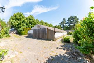 Ruime rijwoning met tal van mogelijkheden in het hart van Koksijde. Troeven: EPC-score: C | grote zonnige tuin | praktische loods |...
