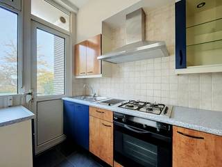 Indeling:<br />- inkomhal<br />- open leefruimte<br />- keuken<br />- balkon aan keuken<br />- berging 1 met aansluiting wasmachine<br />- slaapkamer 1<br />- slaapkamer 2<br />- berging 2<br />- Badkamer met douche, toilet en lavabo<br />- Kelderberging<br /><br />Extra troeven:<br />- Kleinschalig gebouw<br />- airconditioning aanwezig <br />- balkon<br /><br />De gemeenschappelijke kosten bedragen 75 euro per maand voor de kosten van de gemene delen, water en verwarming privatieve delen.<br /><br />Beschikbaar vanaf 01/11/2026<br /><br />Bent u geïnteresseerd in dit appartement te huur in Wilrijk?<br />Aarzel dan niet om een bezoekaanvraag in te dienen via onze website via de daar voorziene rode balk.<br /><br />Wenst u uw eigendom ook te koop of te huur te stellen? We helpen u graag verder. Steeds tot uw dienst om u verder te helpen met al uw vragen over vastgoed.