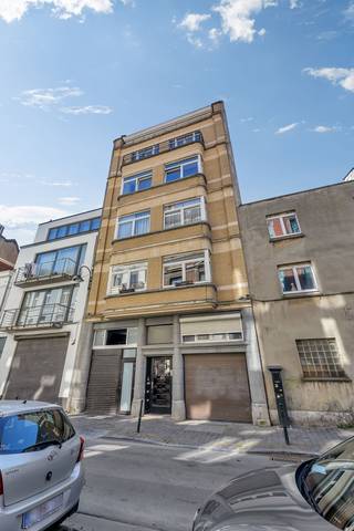 <p>In de charme-stad Brussel, bevindt zich <strong>deze instapklare penthouse</strong>. De ligging is alvast de eerste troef van het appartement. Verschillende faciliteiten bevinden zich op wandelafstand (openbaar vervoer, metro, winkels, ..). De Ninoofsesteenweg richting Dilbeek en Ninove en de R0 zijn vlot bereikbaar. Het appartement bevindt zich op <strong>de bovenste verdieping (te bereiken met lift) van een gebouw met 5 entiteiten</strong>. De Penthouse beschikt over <strong>een gezellig terras van 7m² met een mooi uitzicht.</strong> In de straat kan geparkeerd worden of een parkeerplaats gehuurd worden. Het appartement beschikt over een ruime lichtrijke woonkamer met open geïnstalleerde keuken. Van hieruit bereikt men het aangename zongerichte terras. Verder beschikt het appartement over een inkomhal, <strong>een ruime slaapkamer</strong> met badkamer (inloopdouche) en een ruime berging die momenteel als <strong>tweede slaapkamer </strong>wordt gebruikt. CV op gas (individueel) - Lage gemeenschappelijke kosten +-50 euro/maand - Aparte teller elektriciteit - Dubbele beglazing - Opkomende buurt. (Maatregelenregister en stedenbouw in aanvraag)</p>