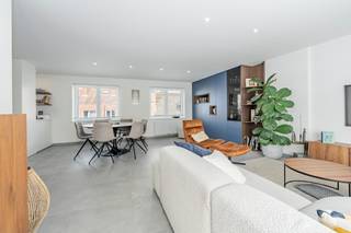 OPEN HUIS 17/09 -Prachtig penthouse met 2 slaapkamers in centrum Kortrijk te koop.<br />Het penthouse heeft een oppervlakte van 126 m² en heeft een royaal terras van maar liefst 80 m². Het is gelegen op een uiterst goede locatie nabij invalswegen en talrijke voorzieningen.<br /><br />Bij het betreden van het appartement komt u terecht in een ruime inkomhal met gastentoilet. De lichtrijke leefruimte en eetkamer met grote raampartijen sluit naadloos aan op de moderne keuken. Via de leefruimte heeft u toegang tot het royale terras van maar liefst 80 m², deze buitenruimte biedt alle mogelijkheden om in alle rust te genieten. Het is zuidwest-georiënteerd. Verder beschikt het penthouse over 2 ruimte slaapkamers, een badkamer en een praktische berging/wasruimte.<br /><br />Er zijn zonnepanelen aanwezig en er is een mogelijkheid om een tweede terras te creëren aan de oostelijke-zijde van het appartement (dit is reeds vergund).<br />Met mogelijkheid tot aankoop van 2 staanplaatsen (20.000 euro/stuk).<br /><br />Troeven:<br />- recent gerenoveerd<br />- gunstig epc (zonnepanelen aanwezig)<br />- 2 slaapkamers, 2 parkeerplaatsen<br />- ruim terras<br />- in het historisch centrum van Kortrijk<br /><br />Kom langs op de open huis op donderdag 17/09<br />- donderdag 17/09 van 16u30 tot 19u<br />Interesse? Contacteer Louise om uw bezoek vast te leggen. Mail louise@immo-lys.be of bel 0496080800<br /><br />