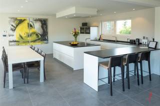 Ruime villa met een bewoonbare oppervlakte van 293 m2 in een mooie en rustige villawijk, gelegen op amper 300 meter van het strand!De woning heeft een mooie inplanting op een perceel van 1984 m2 en biedt voldoende privacy.Via de mooie oprijlaan tref je deze modere woning aan. De villa omvat op het gelijklvloers 4 slaapkamers met elk hun eigen badkamer, een nachthall, technische ruimte, overdekt terras. Eerste verdieping: 2 grote slaapkamers en een badkamer, woonkamer met open haard en toegang tot het balkon met een magnifiek zicht over de aangelegde tuin, open volledig ingerichte maatkeuken. Deze villa is ideaal voor een groot gezin of kandidaat kopers die volledige privacy en rust zoeken op enkele stappen van de zee.Een uniek kans. Vraagprijs 1 145 000 euro.Contacteer ons voor een vrijblijvend bezoek 📞050 73 33 37 📩info@immowoon.be 💻www.immowoon.be