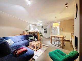 Aan de Jan Delvinlaan wacht dit ruime en instapklare appartement op een nieuwe bewoner. Hier geniet je van de perfecte balans tussen licht, ruimte en modern comfort.De absolute kers op de taart? Jouw eigen stadstuintje. Een zeldzame plek van rust in de stad waar je na een drukke dag heerlijk kunt ontspannen.Indeling van het appartement:Inkomhal en apart gastentoilet - leefruimte - stadstuintje - geïnstalleerde keuken - berging - slaapkamer 1 - badkamer - slaapkamer 2.Men kan er een garagebox bij huren voor € 70,00 per maand.De gemeenschappelijke kosten onder de vorm van een provisiebedragen € 80 per maand en dienen voor het onderhoud van de gemene delen.Onmiddellijk beschikbaar!EPB: 125 kWh/m²EPB: