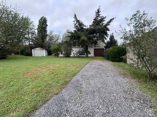 <p>Gelegen aan de Koksijdesteenweg in Koksijde, vindt u een uitgelezen bouwgrond met een royaal perceel van maar liefst 1080 m². Deze grond, met een open bouwtype, biedt de perfecte basis voor het realiseren van uw droomwoning. De bouwgrond kijkt uit op een prachtige weide. </p>

<p>Met de ligging van deze bouwgrond heeft u dit alles binnen handbereik. Koksijde staat bekend om zijn prachtige stranden en levendige kustleven. Het biedt een ideale mix van rust en recreatie, met tal van wandelmogelijkheden en lokale voorzieningen in de nabije omgeving. Op het perceel staat nog een oude af te breken woning. Dit perceel vormt een uitstekende investering voor wie op zoek is naar een plek om te bouwen en te genieten van het beste dat de Belgische kust te bieden heeft. <br /><br />Bel Dimitri, ook op zon-en feestdagen, 0487/787.159,<br />Stuur een mail naar<br />dimitri@immo-maritiem.be<br />of kom langs op kantoor 'Immo Maritiem' naast het kerkje in Nieuwpoort-bad.</p>