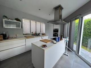 <strong>TE KOOP - Centrum Halle </strong>- <strong>Moderne, alleenstaande woning</strong> met <strong>hoogstaande afwerking en privé lift</strong>. Gelegen op een terrein van 3a40ca op wandelafstand van het centrum van Halle en in de nabijheid van alle voorzieningen (openbaar vervoer, winkels, scholen). <br /><br />De woning bestaat uit 3 identieke verdiepingen waarvan 2 verdiepingen vandaag als woonvertrekken fungeren en de kelderverdieping vandaag als opslagruimte gebruikt wordt.<br /><br />Op de gelijkvloersverdieping komt u binnen in de inkomhal en vindt u een toilet, ruime woonkamer met zicht op het terras en een open, <strong>volledig ingerichte keuken (apparaten van Mièle)</strong>. Met de privé lift kunt u, ook bij een verminderde mobiliteit, van het ene verdiep naar het andere gaan. <br /><br />Op de eerste verdieping bevinden zich <strong>2 ruime slaapkamers</strong>, een <strong>dressing</strong> en een <strong>badkamer</strong> met wastafel, douche, WC en ligbad. <br /><br />De grote glaspartijen zorgen voor een open gevoel.<br /><br />De <strong>kelderverdieping</strong>, zowel via de trap als via de lift bereikbaar, <strong>kan tevens volledig ingericht worden</strong> als extra leefruimte. <br />De zolder daarentegen is enkel toegankelijk via een uitklapbare trap en kan enkel gebruikt worden als opslagruimte. <br /><br /><strong>Parkeerplaats voor 2 wagens</strong> naast de woning. Compact <strong>zonneterras</strong>. Alarminstallatie. <br /><br /><strong>EPC score 133 kWh/(m<sup>2</sup> jaar)</strong> - <strong>label B</strong> - ref. 20251127-0003741794-RES-2<br /><br /><strong>Vraagprijs: 550.000euro. </strong><br /><br />Interesse? Vraag nu je bezoek aan via info@dehenauvastgoed.be of telefonisch 0473 36 48 23.<br /><br /> 