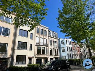 Gelieve enkel te reageren per email: dries@searchrealestate.be <br /><br />Dit instapklare twee slaapkamer appartement is gelegen op de residentiële Koninklijkelaan te Berchem Pulhof, temidden van de statige burgerwoningen en in de onmiddellijke omgeving van parken, openbaar vervoer, winkels, restaurants, autostrades, … Een werkelijke TOP-locatie!<br /><br />Het appartement is gelegen op de tweede verdieping van een kleinschalig gebouw en bestaat uit een ruime leefruimte (32m2) met open ingerichte keuken. Aansluitend is er een klein balkon. Via de lange gang kom je in de twee slaapkamers (16m2 en 8m2). Verder is het appartement voorzien van een ruime badkamer met inloopdouche en dubbele lavabo en een apart toilet. Het volledige appartement werd recentelijk volledig gerenoveerd met kwaliteitsvolle, hoogwaardige materialen (parketvloeren, stores, inbouwarmaturen,…).<br /><br />In de kelderverdieping is er een grote privatieve kelder (12m2) aanwezig voor extra bergruimte.<br /><br />Troeven: TOP ligging, volledig gerenoveerd, ruime kamers, EPC 140 kWh/m2, dubbel glas, elektrische conforme installatie, parketvloer, lage algemene kosten, …<br /><br />Huurprijs: 1150€ + 50€ gemeenschappelijke kosten.<br /><br />Het appartement is beschikbaar vanaf 01 september 2026. <br /><br />Graag een bezoek ter plaatse? Mail Dries: dries@searchrealestate.be<br />