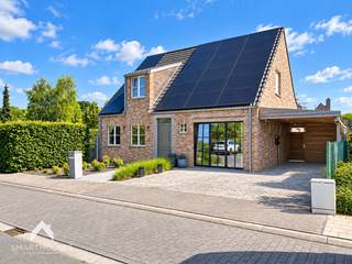 <p>Instapklare vrijstaande woning in een residentiele omgeving bestaande uit een inkomhal met afzonderlijk toilet en ingemaakte kast, ruime leefruimte met eet-en zithoek, volledig uitgeruste open keuken met kookeiland, praktische was/bergplaats, polyvalente ruimte en een aangelegde tuin met groot terras en tuinberging. Op het verdiep zijn 3 volwaardige slaapkamers waarvan 1 ingericht is als dressing, ingerichte badkamer (inloopdouche, ligbad, dubbele wastafel en toilet) en een trapluik naar de geïsoleerde bergzolder.</p>
<p></p>
<p>Extra troeven:</p>
<ul>
<li>Energiezuinig (Label-A)</li>
<li>Voorzien van 40 zonnepanelen</li>
<li>Thuisbatterij</li>
<li>Laadpaal</li>
<li>Regenwaterput van 10.000L</li>
<li>Ventilatiesysteem (D+)</li>
<li>Conforme keuring elektriciteit</li>
<li>Iedere slaapkamer is voorzien van maatwerk</li>
<li>Aangelegde voortuin met carport en oprit voor meerdere wagens</li>
<li>Rolluiken</li>
<li>Instapklaar en kwalitatief afgewerkt</li>
</ul>
<p></p>
<p>Deze woning is te koop ZONDER makelaar via het concept van Smart Houses! Wenst u verdere inlichtingen of bezoek? Contacteer rechtstreeks de eigenaar via +32477044531</p>