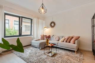 <strong>KORTE INLEIDING</strong><br />Een kant-en-klaar, prachtig appartement met twee slaapkamers en EPC-label A in de gezelligste wijk van Lier centrum, 't Looks, da's wat er op u wacht als u eens een kijkje komt nemen!<br /><br />De 70 vierkante meter bewoonbare oppervlakte van dit appartement is heel efficiënt ingedeeld met veel licht, ruimtelijk gevoel en oog voor detail. Warme duurzame materialen zoals hout en aluminium ramen dragen bij aan het warme, luxueuze gevoel.<br /><br />Maak een afspraak en laat je overtuigen, tot snel!<br /><br /><br /><strong>RUIMTES</strong><br /><strong>Bewoonbare oppervlakte: 70 vierkante meter<br /><br />Eerste verdieping</strong><br />* leefruimte<br />* eetruimte<br />* Badkamer <br />* Slaapkamers: 2<br />* Terras <br />* Terras berging<br /><br /><strong>Gelijkvloers </strong><br />* ingang garage (een plaats is niet standaar voorzien bij het appartement, maar er komt wel regelmatig eentje vrij om te huren)<br />* berging voor fietsen en vuilbakken<br /><br /><strong>TROEVEN</strong><br />* EPC: A<br />* warme, duurzame materialen<br />* fantastische ligging pal in centrum Lier in gezellige en kindvriendelijke wijk<br />* 2 slaapkamers<br /><br /><br /><strong>Voor interactieve grondplannen met foto’s, ga naar www.wijns.be en klik op de knop “virtueel bezoek”. Info &amp; afspraak:  ☎ 0473/11 44 44   ✉ thomas@wijns.be</strong>