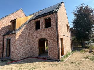 <p>Nieuwbouw met warmtepompen REEDS IN OPBOUW!</p>
<p>Deze woningen kunnen aangekocht worden aan 6% BTW als enige eigen woning of voor 15 jaar verhuur.</p>
<p>Binnenkort uw nieuwe energiezuinige thuis in een rustige straat in Maldegem maken? Mis deze kans niet! OPLEVERING EIND 2026!<br />Van deze 3 nieuwbouwwoningen wordt binnenkort gestart met de binnenafwerking. Hierbij kiest u volledig zelf nog de keuken, badkamer, vloeren, binnendeuren, …</p>
<p>De woningen zijn bijzonder degelik opgebouwd met betonnen tussenverdieping én 2 betonnen trappen. Ze scoren zeer goed qua energiezuinigheid dankzij de WARMTEPOMPEN met vloerverwarming, ZONNEPANELEN, superisolerende beglazing, vloer- muur- en dakisolatie, ventilatie type D,… Daarnaast zijn 2 regenwaterputten van elk 7500L voorzien.</p>
<p>De woningen zijn gelegen vlakbij centrum Maldegem. Daarnaast is er een vlotte verbinding met Antwerpen via de N49 en met het binnenland via de E40 te Aalter.</p>
<p>Contacteer Bonne Vastgoed 7 op 7 voor meer info via 0468/104040 of info@bonnevastgoed.be</p>